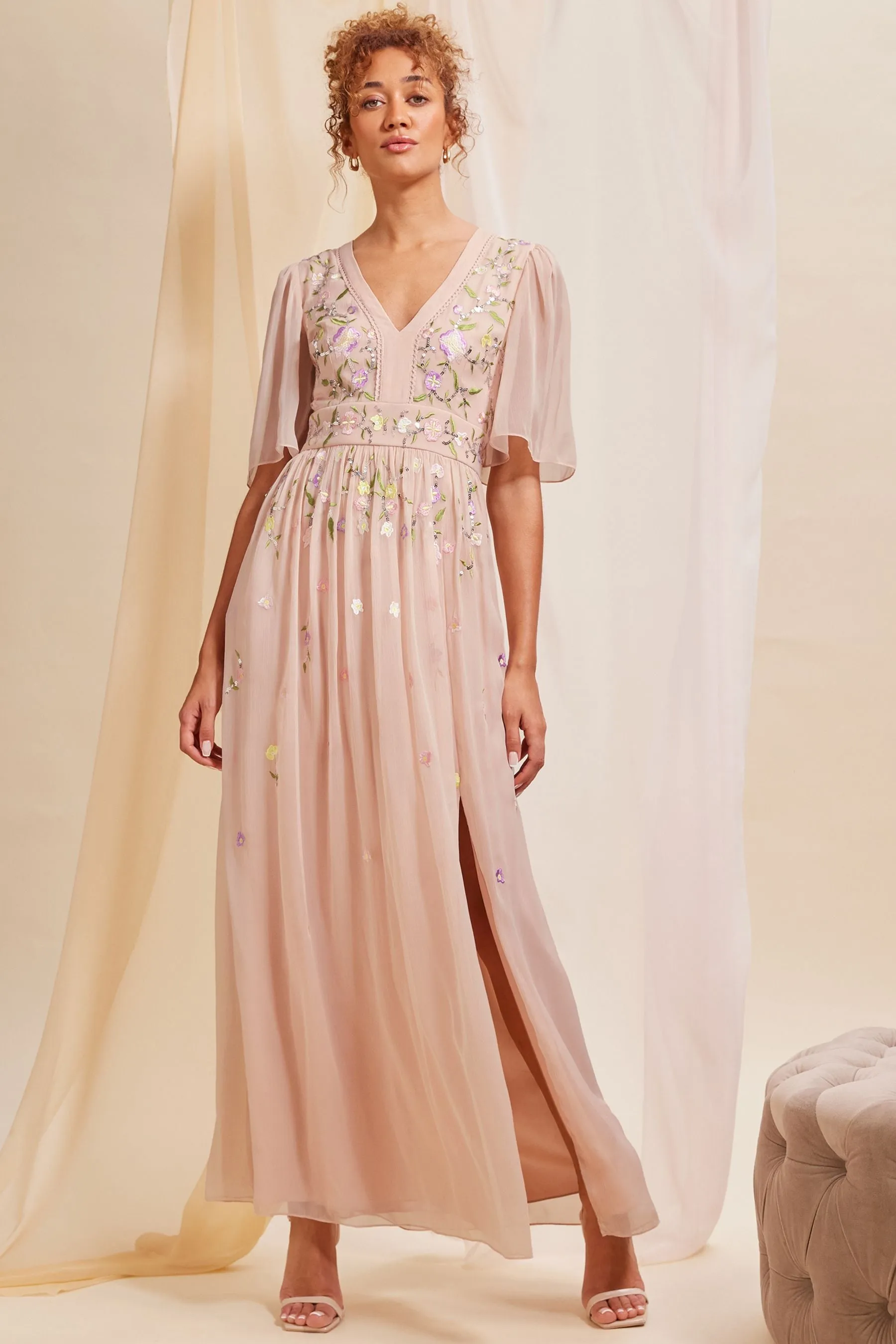 Love & Roses - Abito maxi in chiffon decorato con maniche svasate